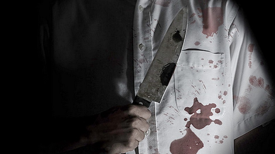 Krvavý nôž a plášť s mužskou rukou
