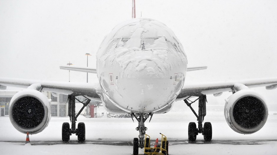 zasnezene lietadlo spredu v zeneve