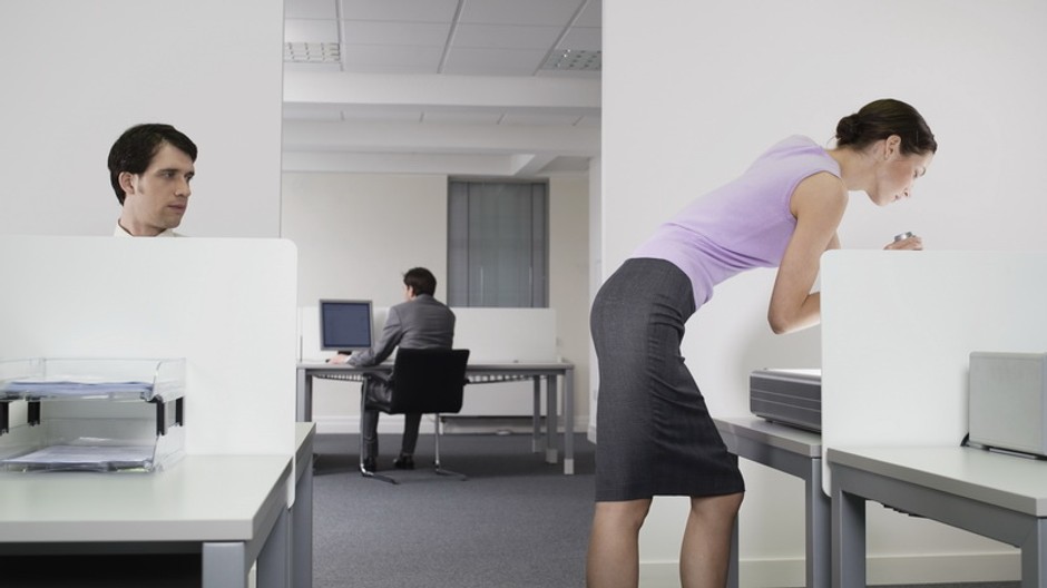 žena v práci - muž sa jej pozerá na zadok