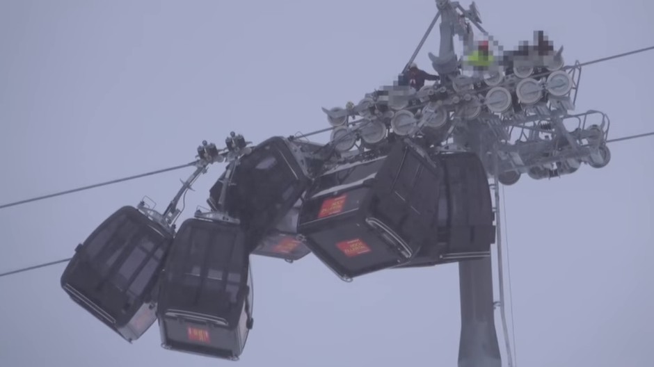 VIDEO: Desivý pohľad na svahu. Na lanovke skončilo v sebe 5 kabínok 