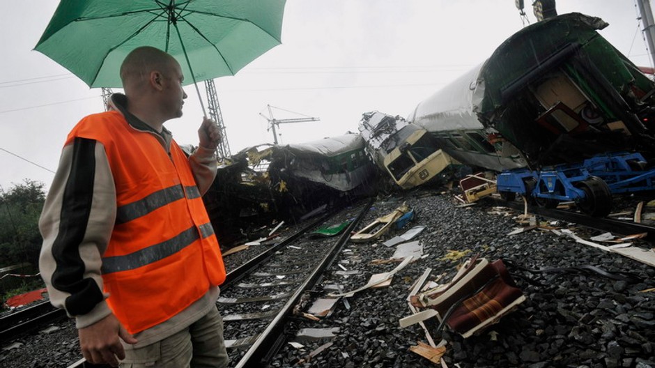 zeleznica v studenke-poziarnik s dazdnikom, kolaje s havarovanym vlakom