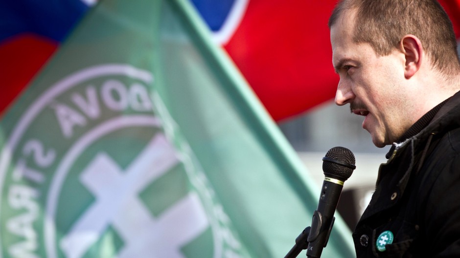 Marián Kotleba - profil tváre, vlajka Slovenskej pospolitosti