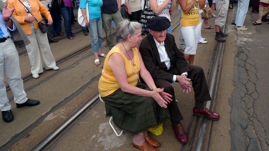 ludia madarsko, elektrickove kolajisko, sedi babka s dedom na rozkladacej stolicke