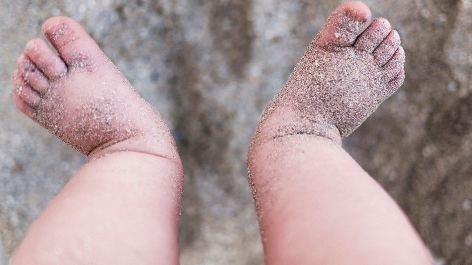 detské nohy od piesku