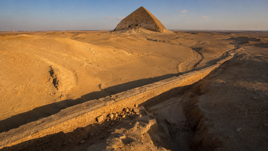 Červená pyramída v Dahšúre a pozostatky stavieb, ktoré mohli slúžiť ako staroveké priehrady.