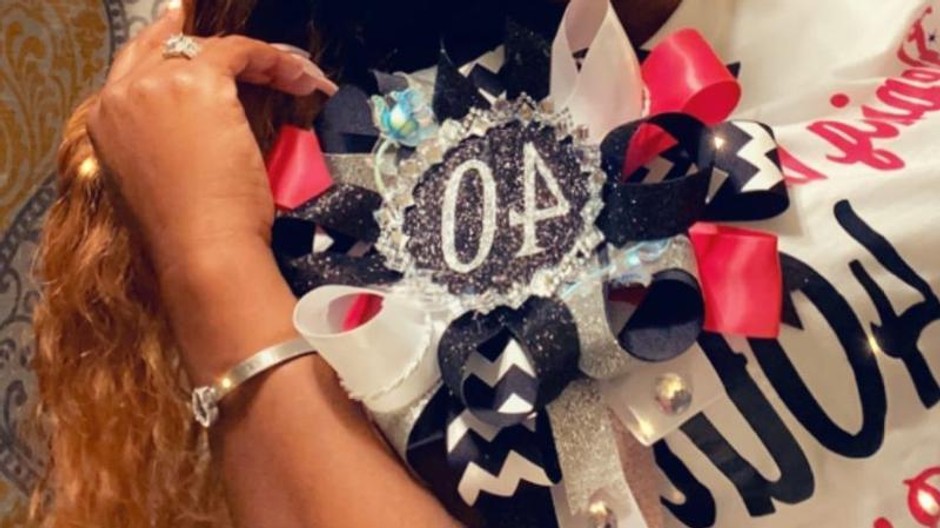 zena s lepidlom na vlasoch