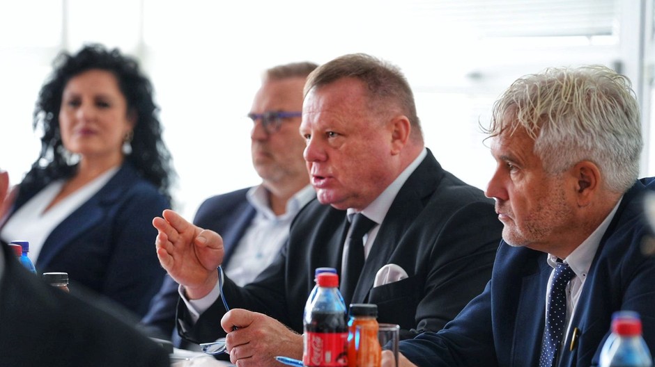 fe8d1569-690d-49b1-aea9-894b141de5e7