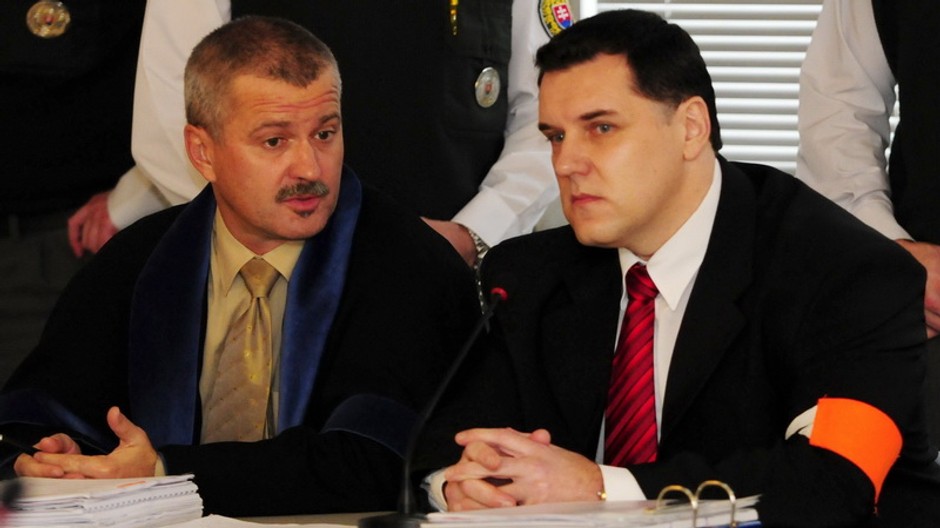 hlavné pojednávanie s Mikulášom Černákom, na snímke sediaci s obhajcom