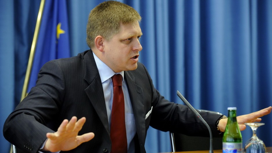 fico rozhadzuje rukami