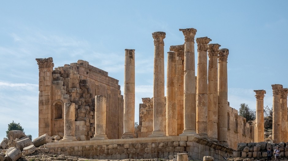 wide-angle-shot-ancient-building-with-towers-jerash-jordan 