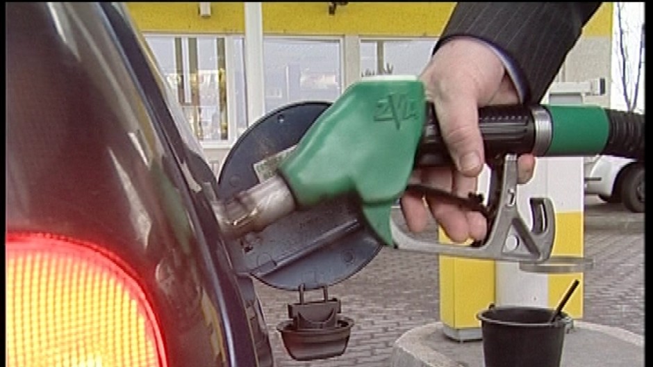 ruka tankovanie do auta benzinova pumpa