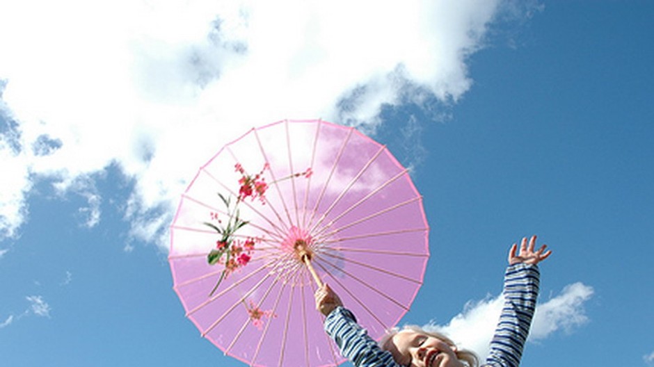 Dievčatko s dáždnikom nad ním krásna modrá obloha akože leto alebo jar