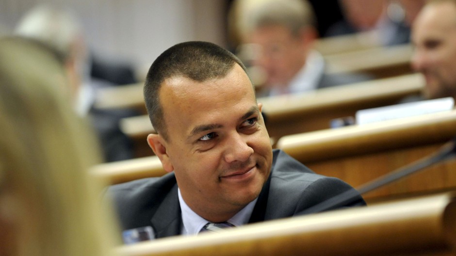 Juraj Miśkov minister hospodárstva sedi v parlamente