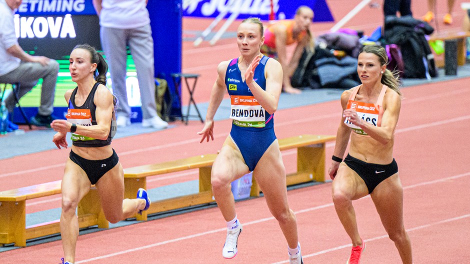 Ema Bendová (uprostred)