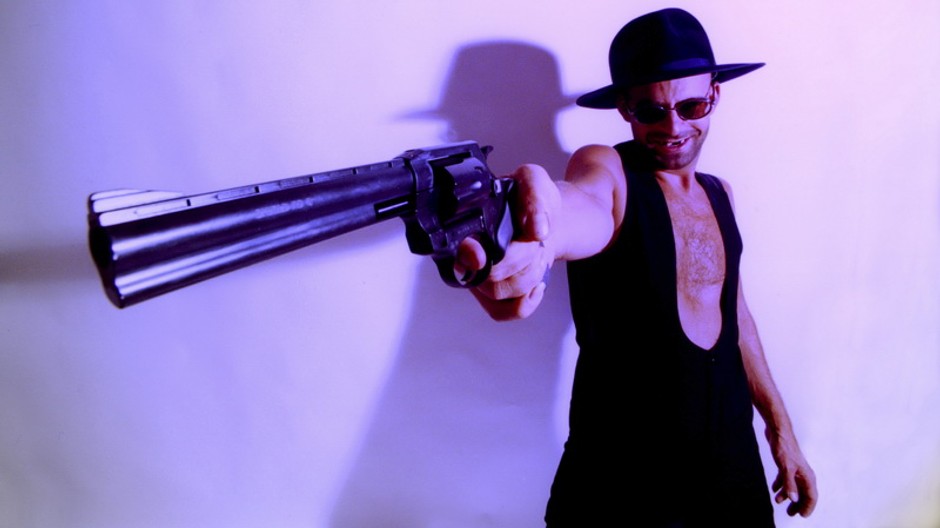 mafián v klobúku mieri s pištoľou