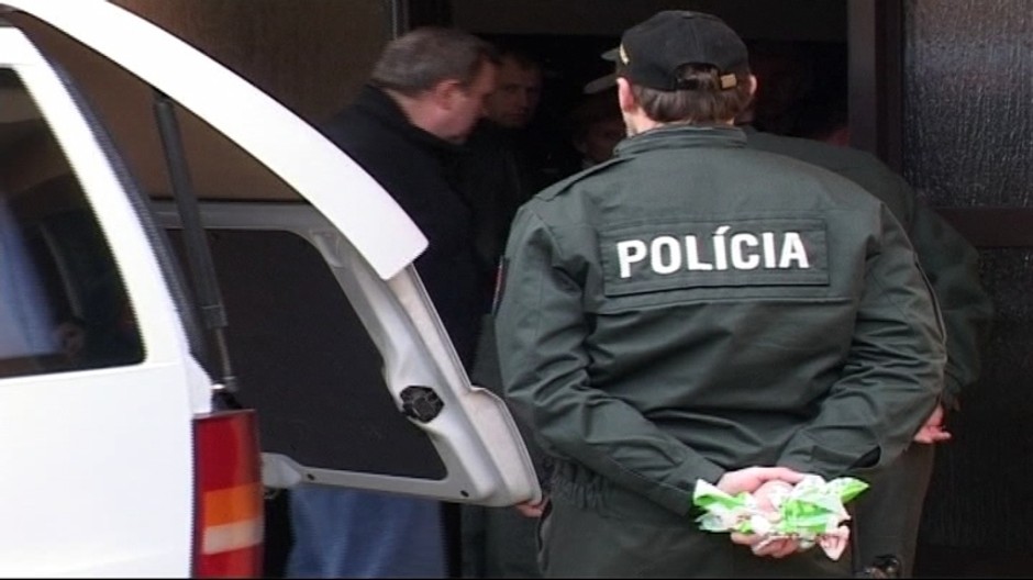 samovrazda pred policajtmi policajti zozadu