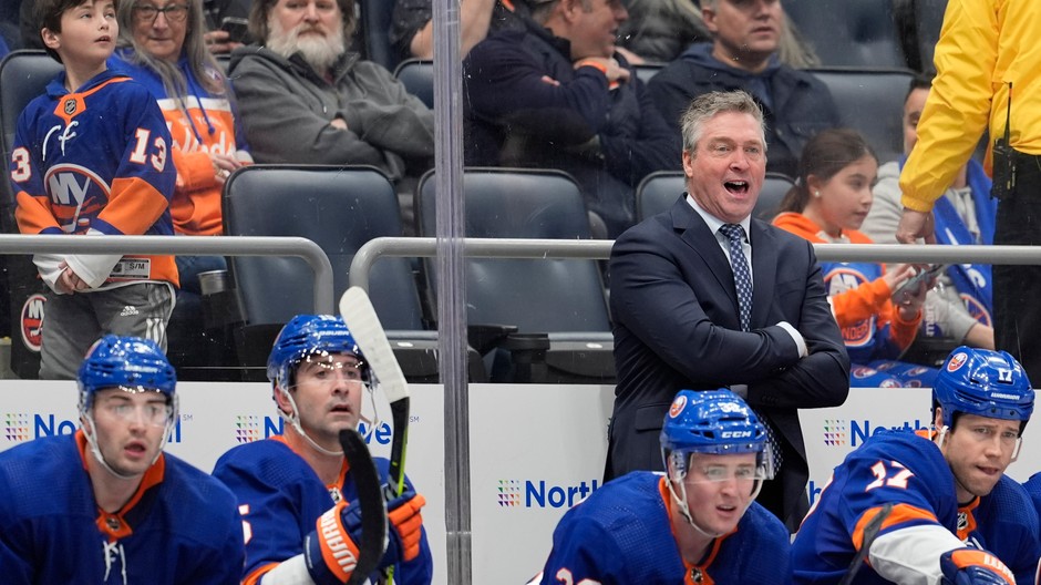 Patrick Roy kričí na striedačke v zápase zámorskej NHL New York Islanders - Dallas Stars