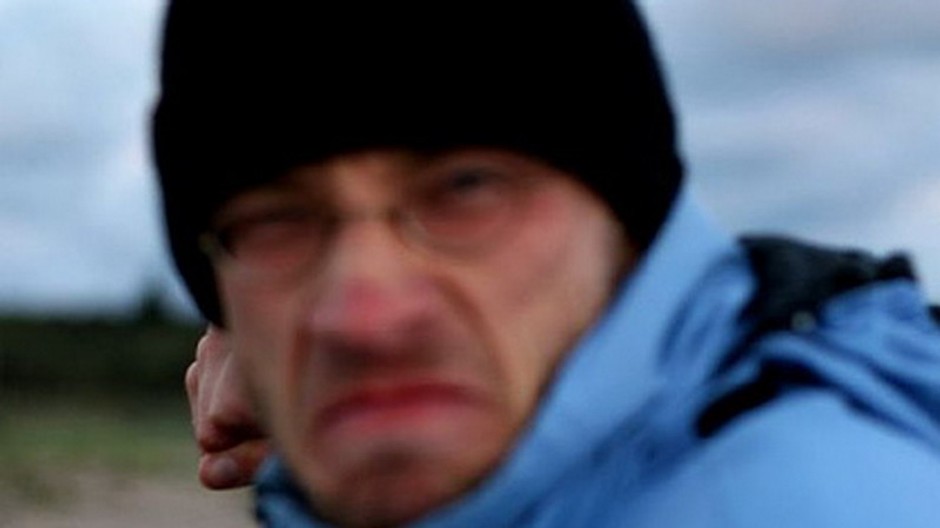 muz s namierenou pästou