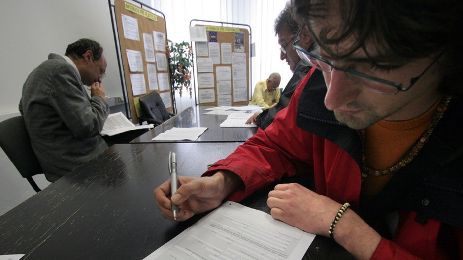 zuctovanie zdravotne poistenie muz pise na papier