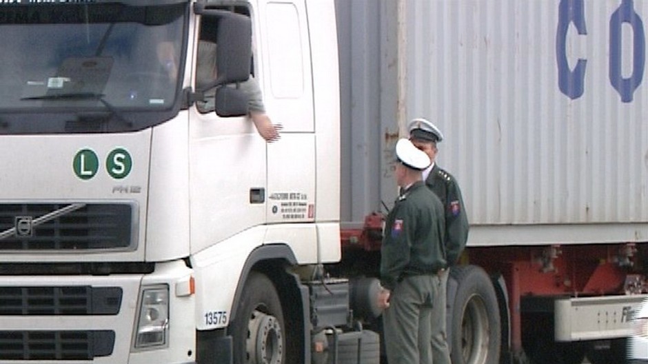 Policajti kontrolujú kamión