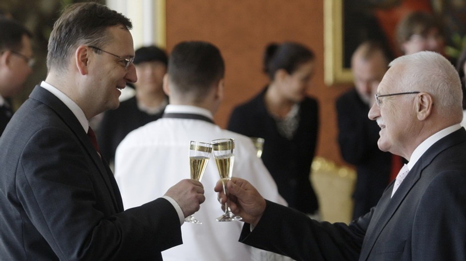 Klaus si pripíja s Nečasom