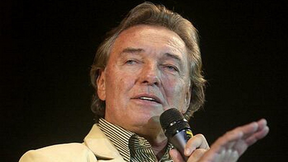 Karel Gott spieva, detail