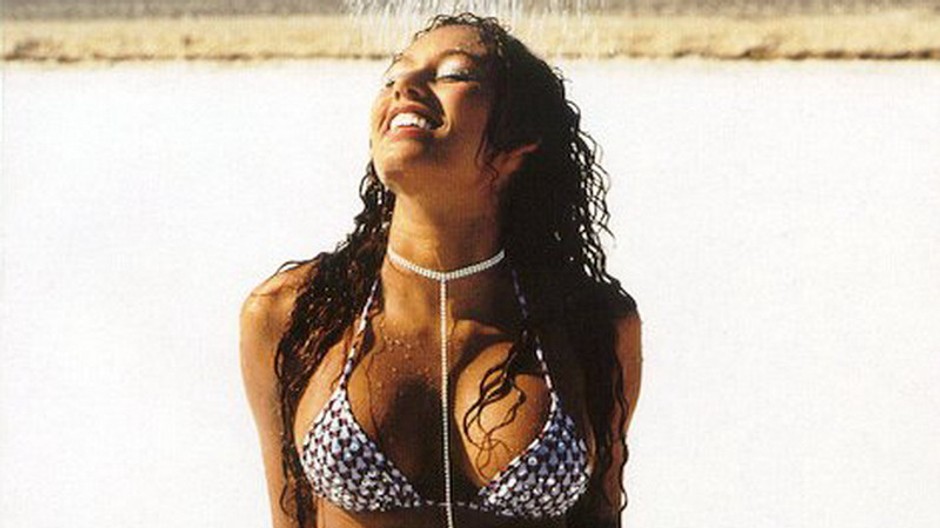 mel b zo spice girls v plavkach pod sprchou