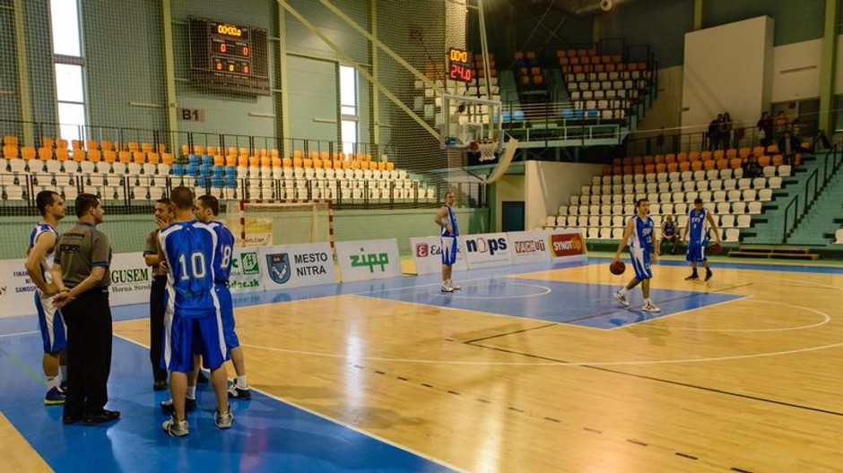 sportova hala Nitra Klokocina, basketbal.jpg