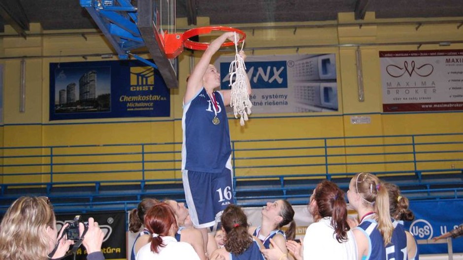 basketbal rituál - strihanie sieťky