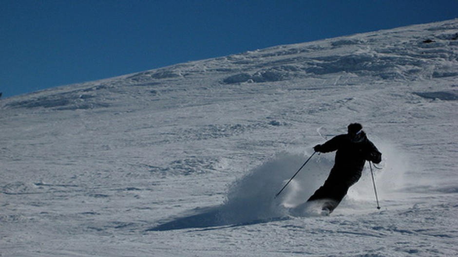 Lyžiar na zasneženom svahu