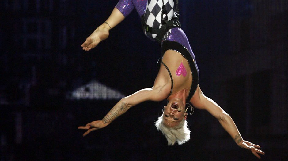 Pink akrobaticky kusok dole hlavou