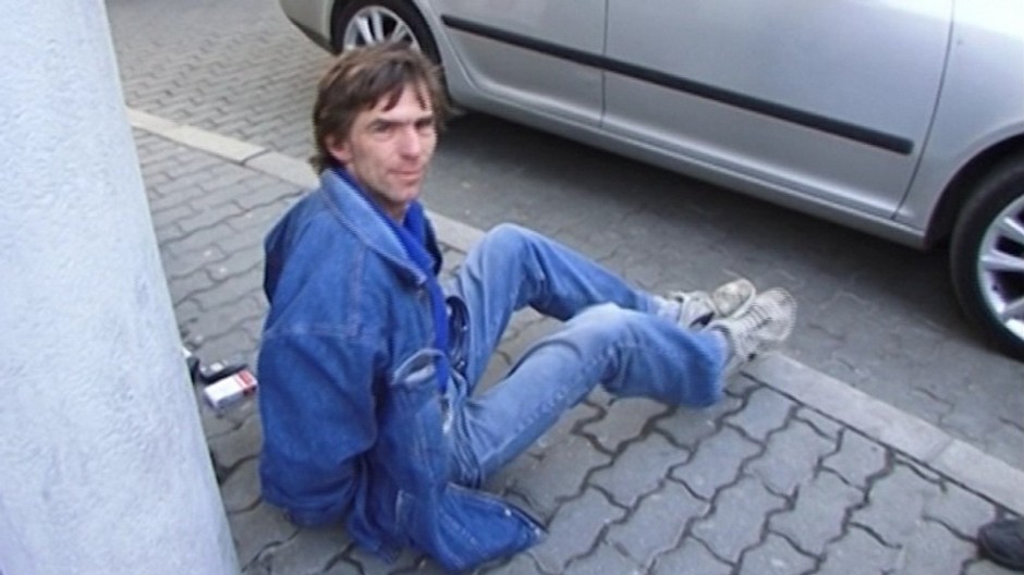 Muž sa chcel dostať do väzania, obesil sa