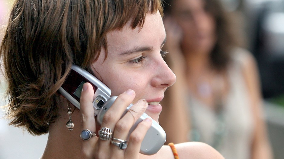 dievča mobilný telefón