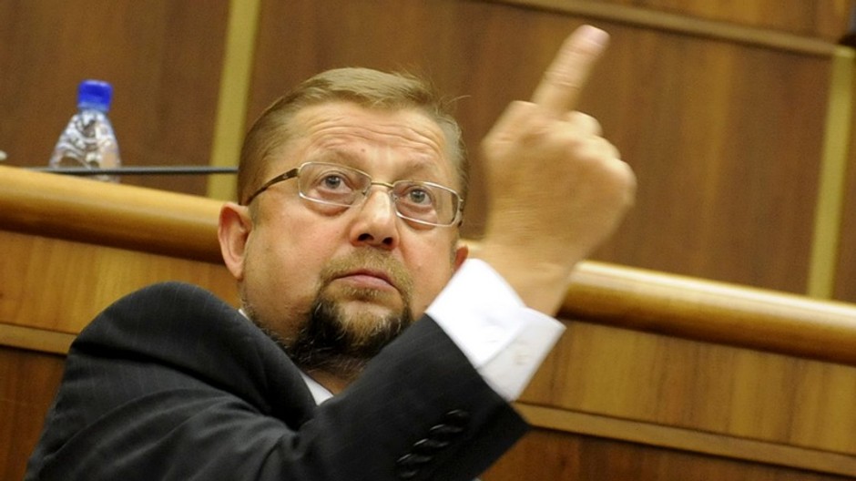 Štefan Harabin so zdivhnutým prstom