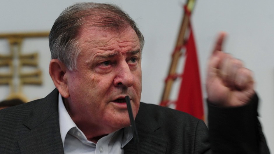 vladimir meciar na koalicnej rade, detail tvare, prst