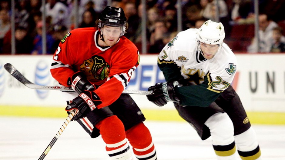 Patrik Štefan, vľavo, končí svoju kariéru. Na ľade s hokejistom za Chicago Blackhawks Duncanom Keithom.