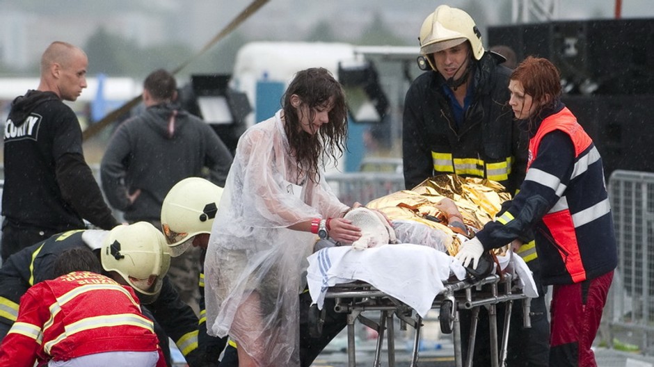 zraneny muz na nositkach pohoda 2009