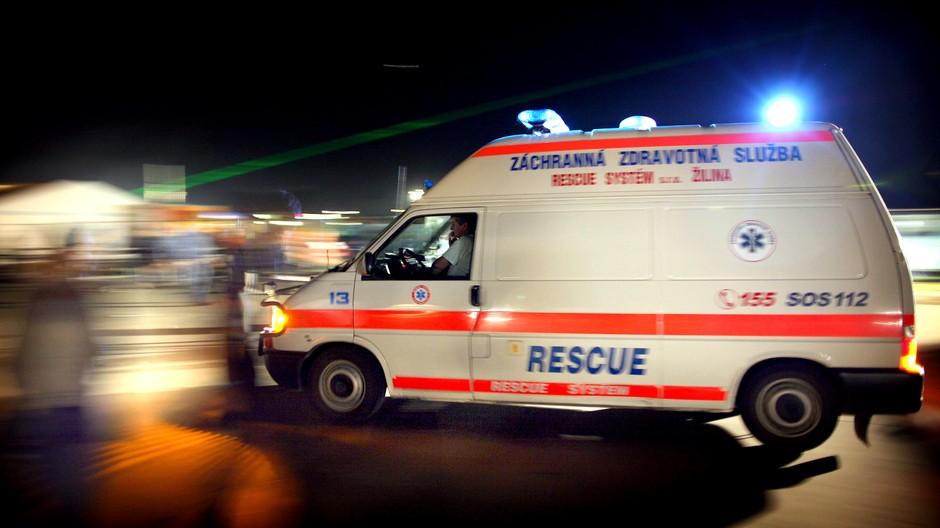 sanitka rozmazaná foto nočný záber ilustračné foto