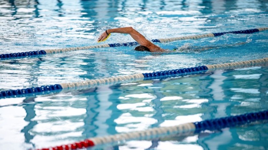 Muž v bazéne (ilu foto)