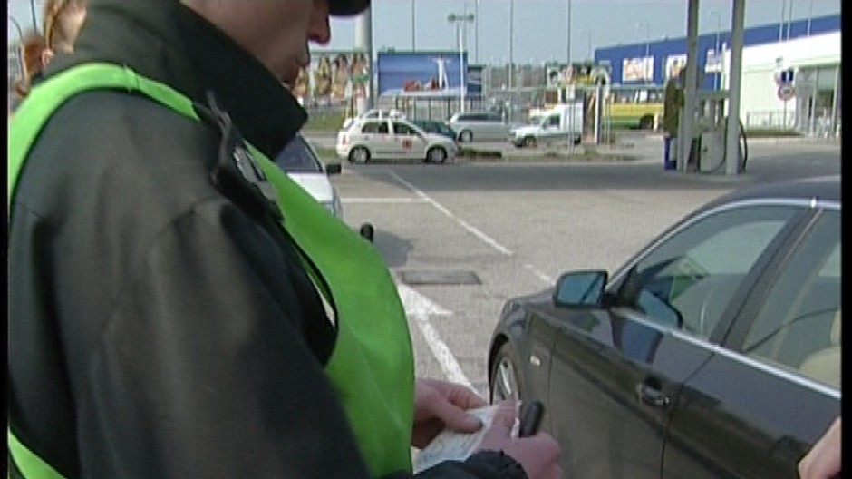 policajt ruky doklady auto kontrola