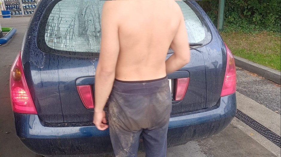 Nadrogovaný vodič tancoval v lese