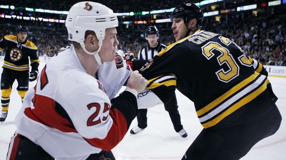 Chris Neil a Zdeno Chára pri bitke v zápase Boston-Ottawa