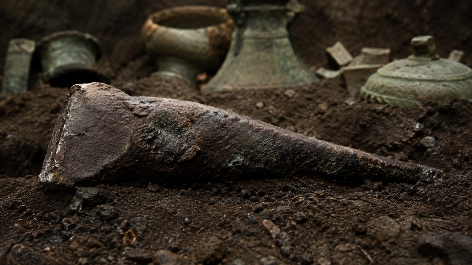 Skorodovaný meteoritický železný artefakt v obetnej jame starovekého čínskeho náleziska Sanxingdui.