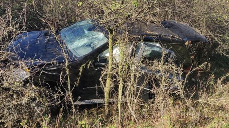 Kuriózna nehoda: Auto sa rútilo samé dole zjazdovkou, 17-ročné dievča skončilo v nemocnici