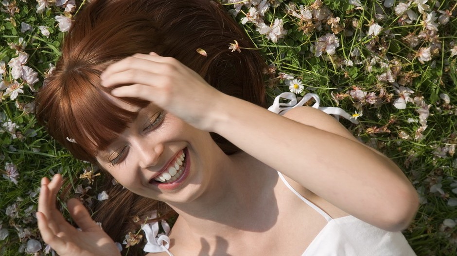 Žena na zemi, lúka kvety, smeje sa, smiech