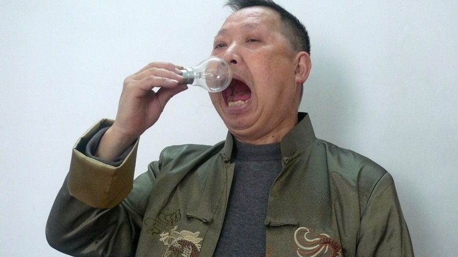 cinan muz so ziarovkou-ide ju zjest-wang