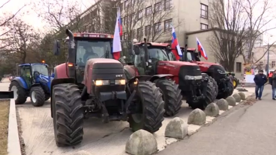 Farmári zasadli s premiérom Pellegrinim. A to rovno na rokovaní vlády