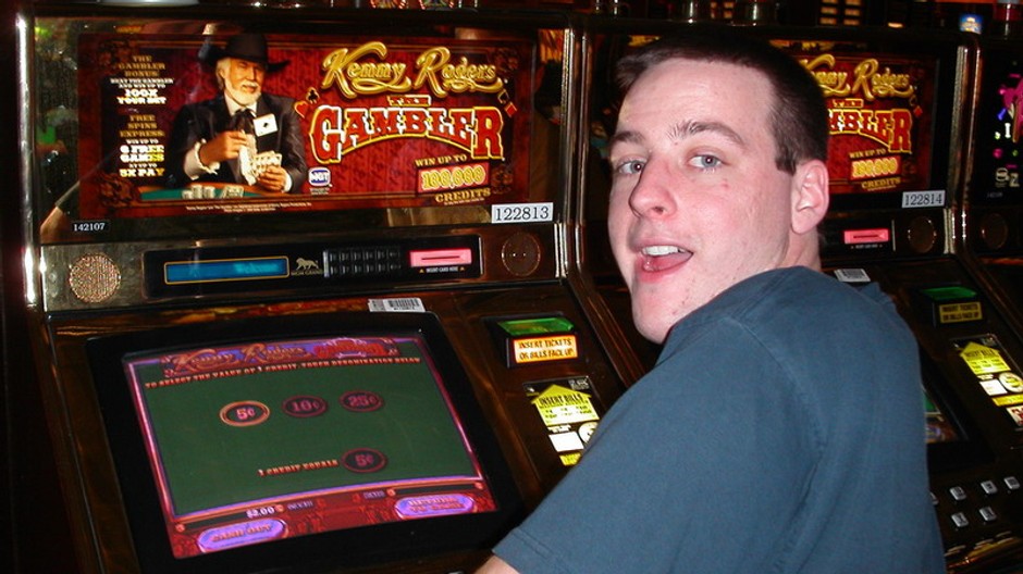 hráč gambler hraje na automate