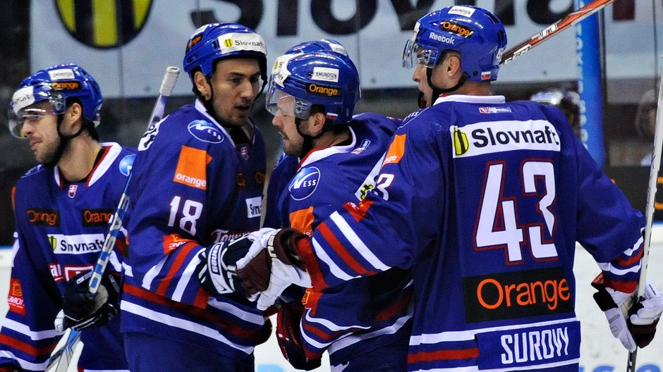Radosť slovenských hráčov z prvého gólu v odvetnom hokejovom zápase Slovensko - Švédsko.