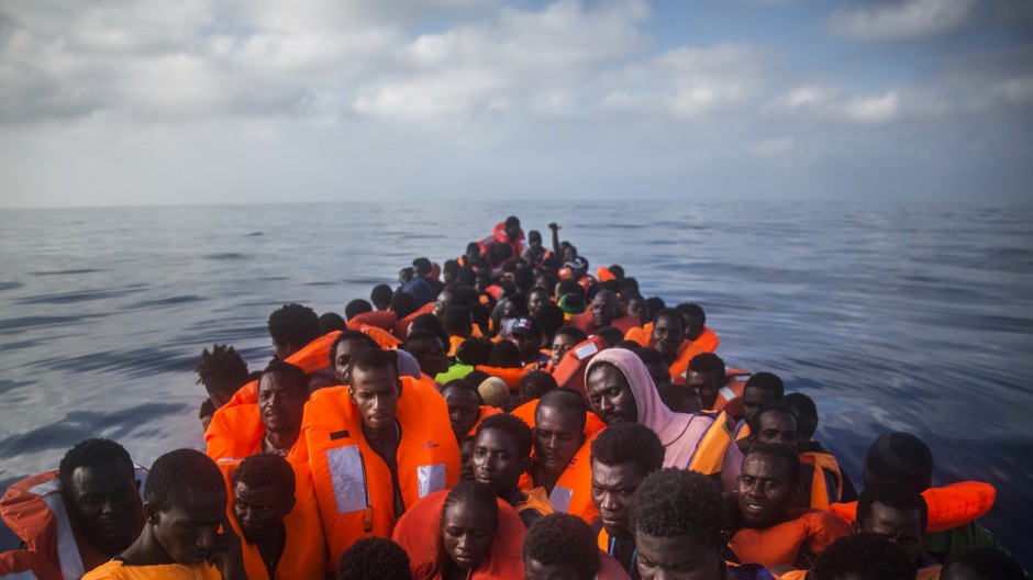 Migranti v člne.jpg